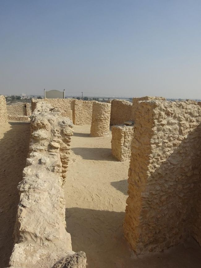 サール集落遺跡（神殿）（入口の反対側より撮ります。）（手前と奥に２本の角柱が分かります。）