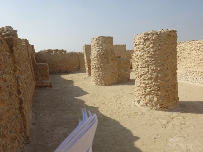 サール集落遺跡（神殿入口より撮りました。）平面は不定形の台形で西隅の外壁には奇妙な膨らみがあります。空間中央の主軸に沿って２本の角柱と１本の円柱が棟を支えていました。（左が三日月形の祭壇　中央が円形の主軸　奥と手前（見えませんが）に２本の角柱　手前の１本の円柱が分かります。）