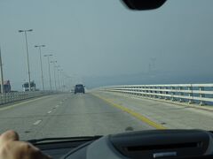 キング・ファハド・コーズウェイ(両国の中央の島が見えてきます。）