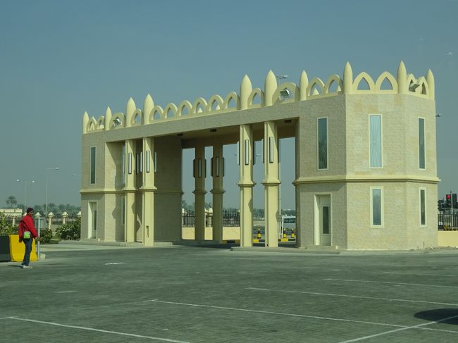 駱駝の飼育所入口（王族の人が趣味で飼っているそうで、無料で入れます。）