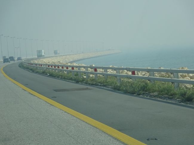 キング・ファハド・コーズウェイ（１９８６年に開通したサウジアラビアとバーレーンを結ぶコーズウェイ。距離は２５ＫＭで約１時間でサウジ・アラビアに行けます。）