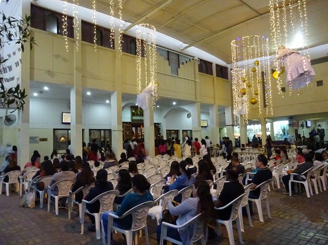 ナショナル・エヴァンジェリカ・チャーチ（中で新年のミサが行われていました。）