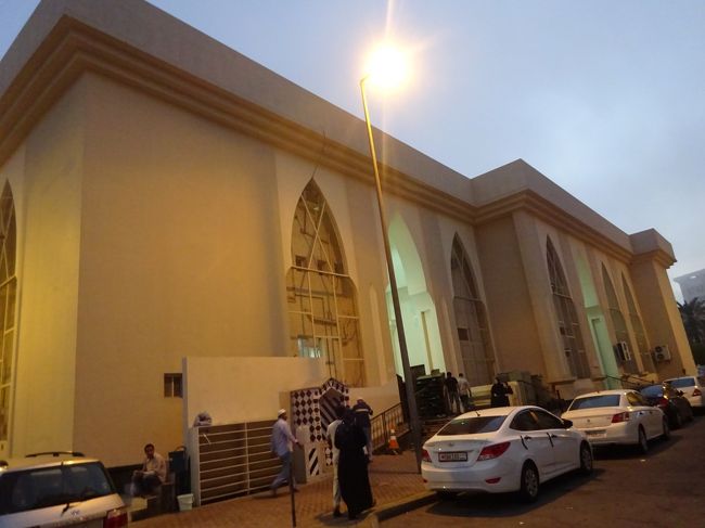 アル・ファデル・モスク（人々が礼拝のために集まってきます。）<br />この後､急速に霧が出て道に迷いましたが､何とか歩いてＨに戻りました。