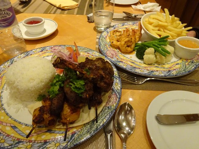 ＨのＲ「モザイク」での夕食(玉ネギスープ１．９５ＢＤ　海老６．２５ＢＤ　オリエント・ミックス・グリル５．５ＢＤ　その他込みで１８．２ＢＤ＝約５４６０円でした。）<br />今日は散財しましたが、元旦ですからと思いました。