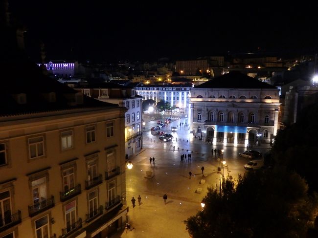 お部屋からの眺め。夜景が綺麗でした。<br /><br />すでに夜１２時を過ぎ、１時になろうとしていました。<br />早くシャワーを浴びて寝なくちゃ。<br />といっても日本時間では朝９時すぎ、１０時になる頃。<br />眠れないけど、寝なくちゃね。<br />長い長い２９日が終わりました。<br /><br />お休みなさい。<br />