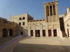 ベイト・シェイク・イーサ・ビン・アリ（家族の間の中庭）（１８００年に建設されたムハラクで最も古い邸宅の１つです。壁厚は１Ｍと厚く、素材は石灰岩、石膏、ヤシの木やインドなどから輸入した竹などを利用しています。夏涼しく、冬は暖かくしています。）