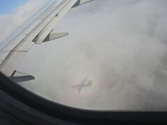 １２月２９日

伊丹空港から鹿児島空港を目指します。

雲に飛行機の影が綺麗に映っていますね。
素晴らしい旅になる予感ですよ。
