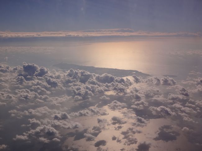 宮古列島に位置し、先島諸島の一部でもある「宮古島」の上空を通過します。<br /><br />白い雲に覆われて、宮古島の一部しか見えませんね・・・。