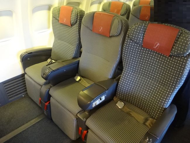 JAL 石垣島ー東京行きの日本トランスオーシャン航空のJTA070便<br />（石垣空港 10:55発 ― 羽田空港 13:30着）のクラスJのシートの写真。<br /><br />一番前の座席は足が伸ばせていいな～。<br /><br />