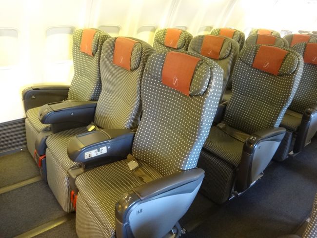 JAL 石垣島ー東京行きの日本トランスオーシャン航空のJTA070便<br />（石垣空港 10:55発 ― 羽田空港 13:30着）のクラスJのシートの写真。<br /><br />座席配置は2-3の5アブレスト仕様。<br />クラスJは4列あるので計20席です。<br /><br />往路は優先搭乗がすでに開始されていて、機内に乗り込むのが遅くなったため<br />全体的な機内の写真を撮れませんでしたが、今回はクラスJのシートも余裕で<br />写真に収めます。