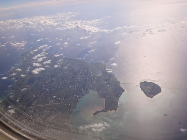 宮古列島に位置し、先島諸島の一部でもある「宮古島」の上空を通過します。<br /><br />往路は白い雲に覆われていて、宮古島の一部しか見えませんでしたが、<br />復路はよく見えますね。
