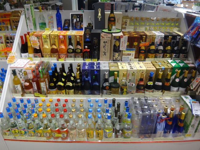 沖縄・石垣島の空港 国内線旅客ターミナル1F<br /><br />【石垣島鍾乳洞　空港売店】<br /><br />石垣島の泡盛など沢山のアルコール飲料が販売されています。