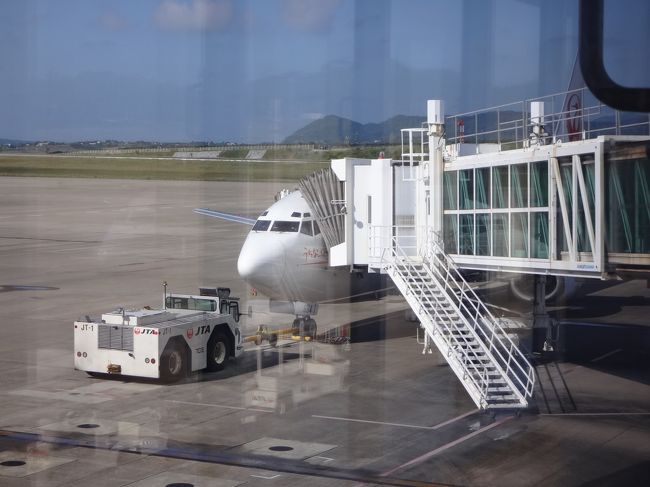 沖縄・南ぬ島 石垣空港国内線旅客ターミナル<br /><br />石垣島ー東京行きのJALの機体（往路のフライトと同じ機体）の写真。<br /><br />優先搭乗により、日本トランスオーシャン航空のJTA070便（ボーイング737-400）に<br />乗り込みます。