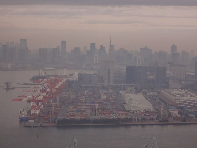東京タワー。<br /><br />お台場も見えていますが、もやっていますね。<br /><br />羽田空港に到着しました。（13時40分着）<br /><br />それでは、タイムアップで早朝に訪れることができなかったクレジットカード会社<br />ラウンジ（2箇所）に寄って帰ることにしましょう。