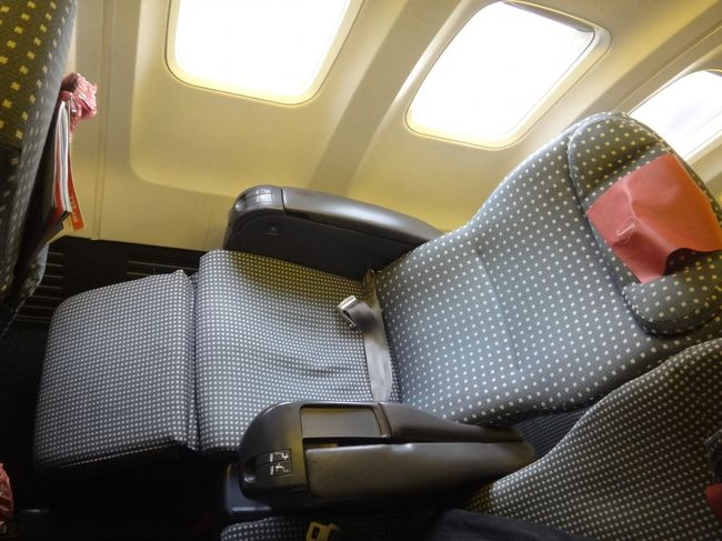 JAL 石垣島ー東京行きの日本トランスオーシャン航空のJTA071便<br />（石垣空港 10:55発 ― 羽田空港 13:30着）のクラスJのシートの写真。<br /><br />往路のフライト時にも使用しましたが、足元のレッグレストの角度はこの位です。<br /><br />海外へ行く訳ではないのでトイレに行くためにそう何度も通りませんが、<br />窓側の席だと通路に出る際は、やはり隣の席を乗り越える感じです。
