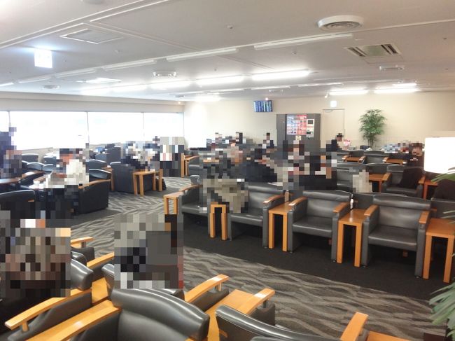 羽田空港国内線第1旅客ターミナル 南ウイング2F<br />空港ラウンジ『AIRPORT LOUNGE（南）』<br /><br />VISAやAMEXやJCBや楽天プレミアムカードなどをお財布に入れてきたので無料で<br />入ります。<br />プライオリティパスでは入れませんでした。<br /><br />クレジットカード会社ラウンジ『エアポートラウンジ（南）』のシーティングエリア<br />の写真。