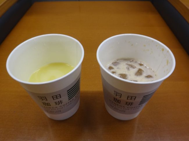 羽田空港国内線第1旅客ターミナル 南ウイング2F<br />空港ラウンジ『AIRPORT LOUNGE（南）』<br /><br />クレジットカード会社ラウンジ『エアポートラウンジ（南）』で<br />いただいたものの写真。<br /><br />（写真左）<br />・ クリーミーじゃがぽたスープ<br /><br />（写真右）<br />・ アイスカフェオレ