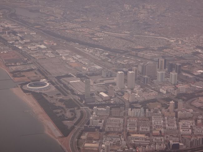 あそこに見えるのは千葉県・幕張市にある『QVCマリンフィールド』かな？<br /><br />今話題のアパホテルも見えますね～。<br />2015年8月に千葉・幕張の『アパホテル＆リゾート〈東京ベイ幕張〉』に宿泊した際の<br />ブログはこちら↓<br /><br /><50階からの眺望＆露天風呂が自慢の『アパホテル＆リゾート〈東京ベイ幕張〉』宿泊記 ① アパホテル幕張のブッフェ＆プール、 『イオンモール幕張新都心』 、<br />舞浜『東京ディズニーランドホテル』><br /><br />http://4travel.jp/travelogue/11038602