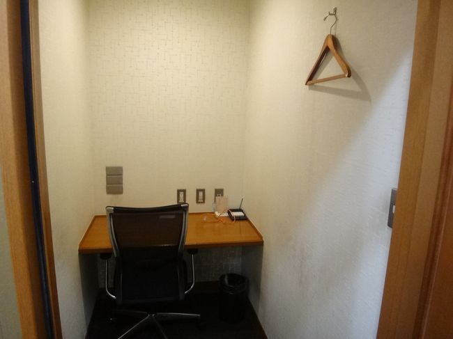 羽田空港国内線第1旅客ターミナル マーケットプレイス1F <br />空港ラウンジ『AIRPORT LOUNGE（中央）』<br /><br />クレジットカード会社ラウンジ『エアポートラウンジ（中央）』の「ビジネスコーナー」<br />の写真。