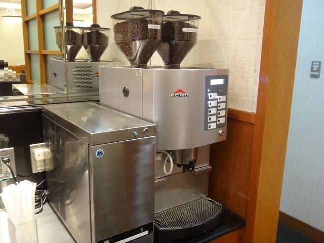 羽田空港国内線第1旅客ターミナルにあるクレジットカード会社ラウンジ<br />『エアポートラウンジ（中央）』のエスプレッソマシーンの写真。<br /><br />ブレンド、アメリカン、カフェラテ、アイスコーヒー、アイスカフェラテ