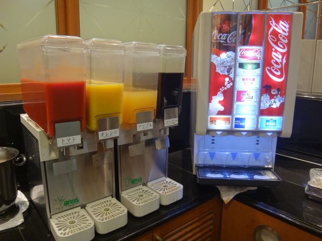 羽田空港国内線第1旅客ターミナル マーケットプレイス1F <br />空港ラウンジ『AIRPORT LOUNGE（中央）』<br /><br />クレジットカード会社ラウンジ『エアポートラウンジ（中央）』の<br />ビバレッジカウンターの写真。<br /><br />（写真左）<br />ドリンクサーバー<br /><br />コカ・コーラ、コカ・コーラZERO、カルピスソーダ、リアルゴールド、<br />ジンジャーエール、烏龍茶 煌（ファン）<br /><br />（写真右）<br />ソフトドリンク<br /><br />アイスコーヒー、オレンジジュース、トマトジュース、アップルジュース