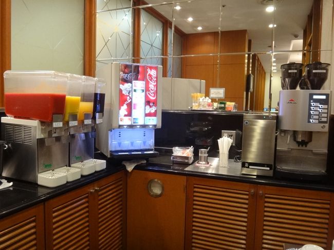 羽田空港国内線第1旅客ターミナル マーケットプレイス1F <br />空港ラウンジ『AIRPORT LOUNGE（中央）』<br /><br />クレジットカード会社ラウンジ『エアポートラウンジ（中央）』の<br />ビバレッジカウンターの写真。<br />