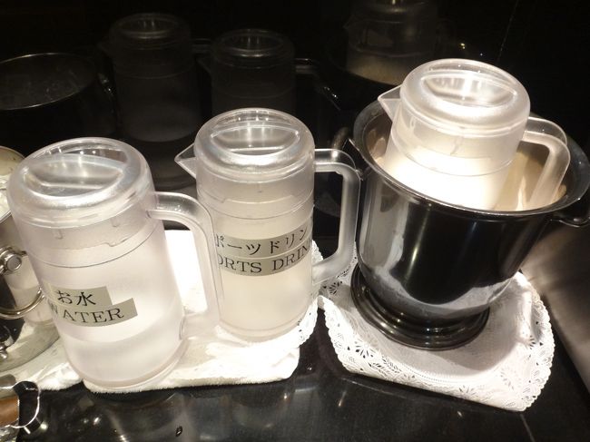 羽田空港国内線第1旅客ターミナルにあるクレジットカード会社ラウンジ<br />『エアポートラウンジ（中央）』のドリンクコーナーの写真。<br /><br />お水、スポーツドリンク、ミルク