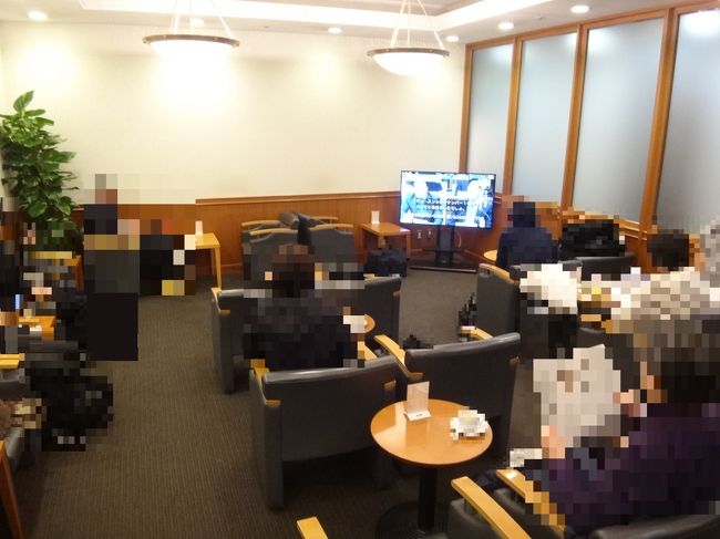 羽田空港国内線第1旅客ターミナル マーケットプレイス1F <br />空港ラウンジ『AIRPORT LOUNGE（中央）』<br /><br />クレジットカード会社ラウンジ『エアポートラウンジ（中央）』の<br />シーティングエリアの写真。<br /><br />狭いうえに混んでいます。