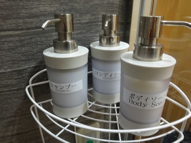 羽田空港国内線第1旅客ターミナル マーケットプレイス1F <br />空港ラウンジ『AIRPORT LOUNGE（中央）』<br /><br />クレジットカード会社ラウンジ『エアポートラウンジ（中央）』のシャワールームの<br />バスアメニティの写真。シャワーブースに備え付けのものです。<br />(何のメーカーかは不明)<br /><br />（写真左）<br />・ シャンプー<br />（写真中央）<br />・ コンディショナー<br />（写真右）<br />・ ボディソープ