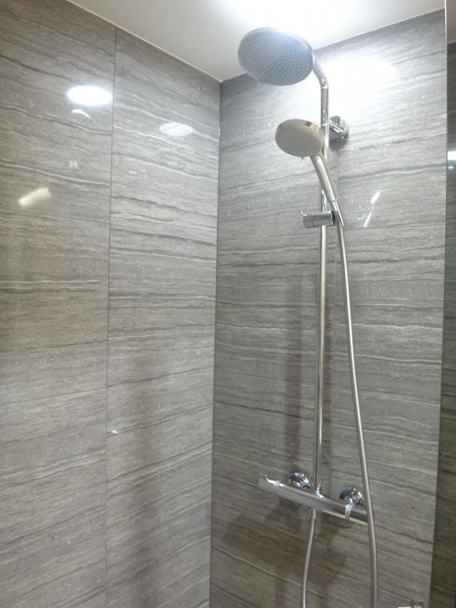 羽田空港国内線第1旅客ターミナル マーケットプレイス1F <br /><br />クレジットカード会社ラウンジ『エアポートラウンジ（中央）』のシャワーブースの<br />写真。<br /><br />ハンドシャワーです。レインシャワーにもなります。