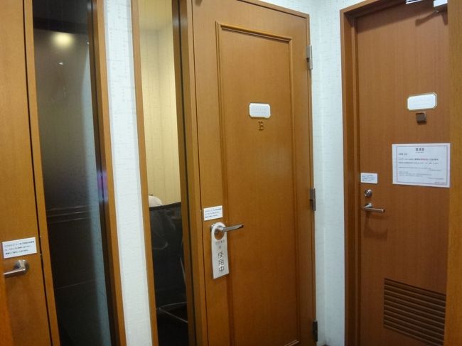 羽田空港国内線第1旅客ターミナル マーケットプレイス1F <br />空港ラウンジ『AIRPORT LOUNGE（中央）』<br /><br />クレジットカード会社ラウンジ『エアポートラウンジ（中央）』の「ビジネスコーナー」<br />の写真。<br /><br />ビジネスコーナーは、個室タイプの部屋が2室あります。<br />写真右はシャワールームです。