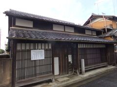 　最後は松尾芭蕉の生家跡へ。生家、と言っても当時の建屋ではなく、松尾家の屋敷との事。何気に伊賀上野出身で元々は藤堂家に仕えていた武士。 

　伊賀上野駅に戻り今度は柘植、草津、長浜、敦賀と乗り継ぎ帰宅。乗り換え多い。。。一日中頭の中で「忍者ハットリくん」の曲がリフレインしていました。(笑) 
