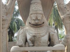ハンピ・バザールから王宮地区へ歩いて行ったが
結構距離がある。

ビシュヌ神の化身、ナラスィンハ。
