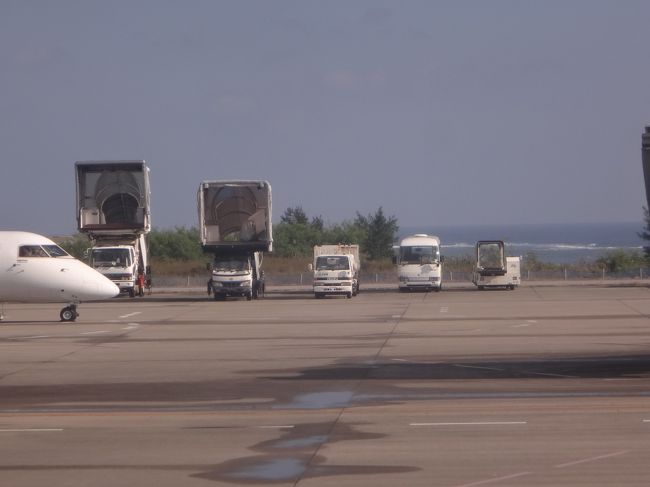 沖縄・石垣島の「南ぬ島 石垣空港」の7番ゲートに到着しました。（10時15分）<br /><br />一つ上の写真をズームすると空港のすぐ横は海です。<br /><br />この後、羽田空港から石垣空港まで搭乗してきた飛行機と同じ機材に搭乗し、<br />日本トランスオーシャン航空のJTA070便（石垣空港 10:55発 ― 羽田空港 13:30着）<br />で羽田空港にとんぼ返りします。<br /><br />本当の意味でのJALのマイレージ修業はこの1日のみです。<br />2016年7月以降に搭乗したJALの旅行記で現在までに仕上がっているものはこちら↓<br /><br /><JALビジネスクラスで行く北ドイツ ① 赤組へ転向？ <br />成田国際空港のワンワールド加盟航空会社ラウンジ（日本航空『サクララウンジ』<br />〔3箇所〕、アメリカン航空『アドミラルズクラブ』、キャセイパシフィック航空<br />『ファーストアンドビジネスクラスラウンジ』）、ブランドショップ＆DFS編><br /><br />http://4travel.jp/travelogue/11155110<br /><br /><JALビジネスクラスで行くドイツ・フランクフルト ① <br />今回も成田国際空港のワンワールド加盟航空会社ラウンジ巡りからスタート！<br />日本航空『サクララウンジ』〔3箇所〕、カンタス航空『カンタスビジネスラウンジ』、<br />アメリカン航空『アドミラルズクラブ』、<br />キャセイパシフィック航空『ファーストアンドビジネスクラスラウンジ』のご紹介編><br /><br />http://4travel.jp/travelogue/11193725<br /><br /><JALプレミアムエコノミークラスで行くニューヨーク ① <br />2016年12月にスタートした「ブロードウェイ クリスマス・ワンダーランド」を鑑賞♪ <br />成田空港第2ターミナルにある航空会社ラウンジ巡り、<br />2016年11月についに「シャネル」のバッグやシューズも揃うブティックが<br />「ナリタ5番街」に登場＆他3店舗が新規オープン！<br />プレミアムエコノミークラス（JAL SKY SUITE 777）の機内サービス編><br /><br />http://4travel.jp/travelogue/11195288
