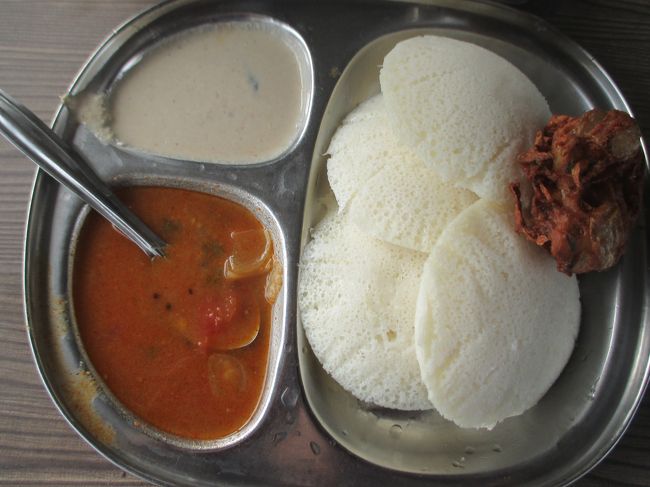 時間があるので駅の近くで朝食。40Rs