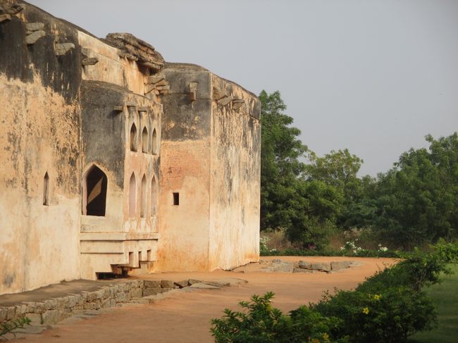 クイーンズ・バスの入口部分。