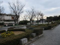駅の北口バス乗り場より、バスで京都鉄道博物館へ。

5分ほどで「梅小路公園前」下車。

鉄道博物館は歩いてすぐ。

