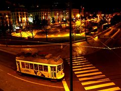 12月30日（Fri)

Bom dia♪おはようございます。
お部屋からの眺め。真っ暗だけど朝（笑）ポルトガルを始め冬の欧州はとても夜明けが遅い。
これは6：30頃、既にもうエレトリコは始動しているね。おもちゃみたいで可愛い(≧▽≦)