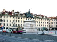 Praca Figueira（フィゲイラ広場）

今日はもうリスボンに別れを告げ、次の街アヴェイロへ移動する。
お腹いっぱい朝食を頂いたら、夕方の出発までホテルで荷物を預かってもらい早速や街歩き開始。

日本にいると、何だか眠れない日が多いんだが、旅先ではこんな時間から（たいてい8時くらい）まる一日歩きっぱなしなんだもん、そりゃよく眠れるってもんよ（笑）