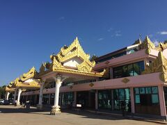 ホテル、チェックアウト。
テポジットのお金は返ってきます。使う予定もないのに大金が…。

ホテルでタクシーを呼んでもらい空港へ。（5000チャット）