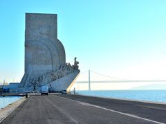 Padrao dos Descobrimentos（発見のモニュメント）

ベレンの塔から徒歩15分程、発見のモニュメントが見えてきた。
何と前日まで修復中で幕がかかり、この姿を見ることは出来なかったようだ。まだ足場の撤去作業が行われている感じではあったが、綺麗になったモニュメントに一番乗りだ！