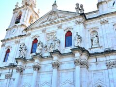 Basilica da Estrela（エストレラ大聖堂）

白亜の佇まいが一際美しいこの聖堂は、1779年、当時のポルトガル女王マリア1世がジョゼ王子の誕生を神様に感謝して建設を開始し、1790年に完成した。