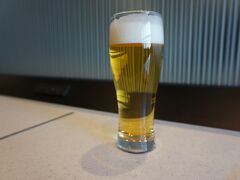 バスに乗り換えて伊丹到着後はANAラウンジでビール。
旅に備えて3日間の休肝日をとった身体に燃料を補給。
私はビール１杯で１時間歩けるようになります。
距離にすると6キロ。ビールはガソリンなのです。
この後優先搭乗へ。