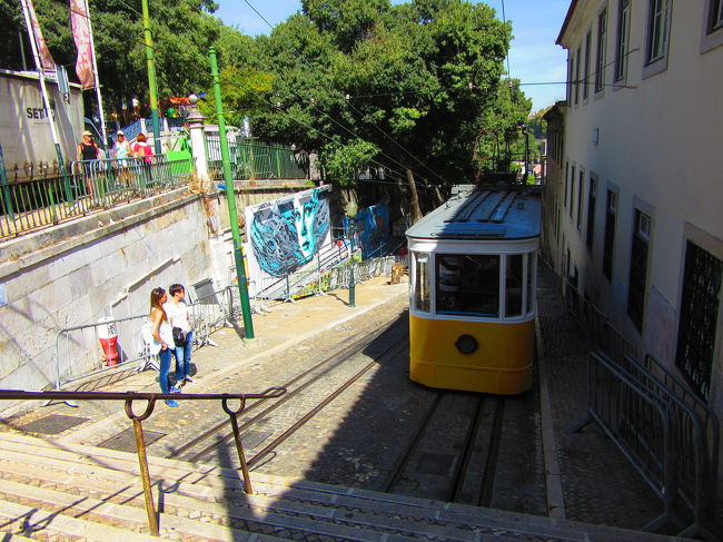 こっちはグロリア線のケーブルカー。<br />去年落書き酷かったのに、綺麗に塗り直しされていました。