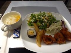 確か2回目くらいの成田ANAラウンジ。羽田よりも食事のメニューが乏しく感じました。