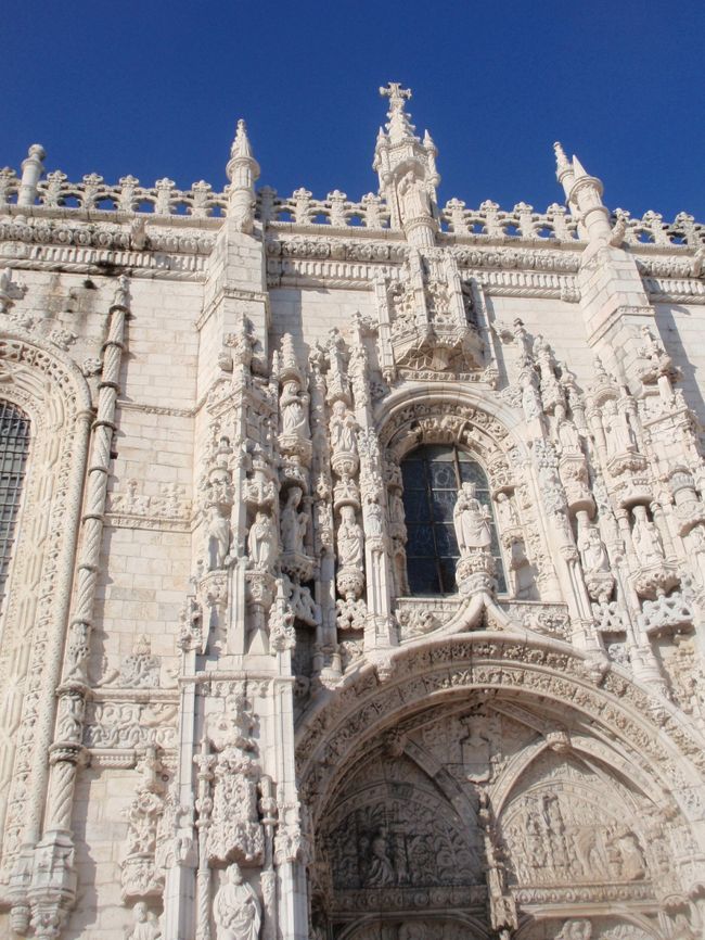 入口上部の彫刻