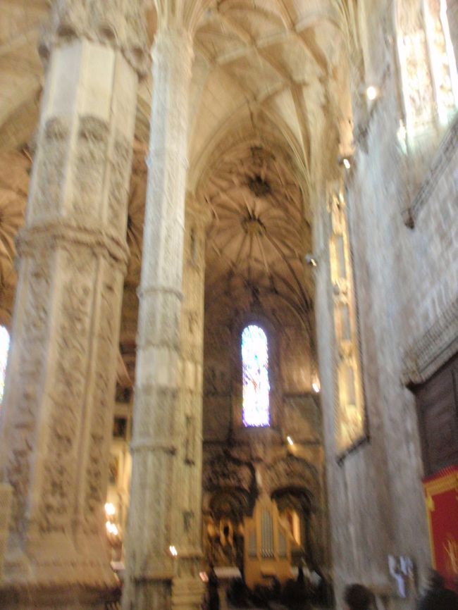 ゴシックの高い天井を支える細い柱。