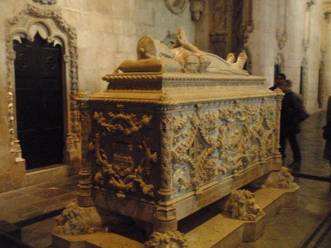 ヴァスコ・ダ・ガマとルイス・デ・カモンイスの棺が安置されている。