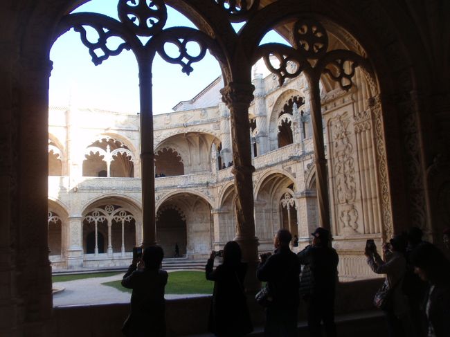 中庭と２階回廊を望む。