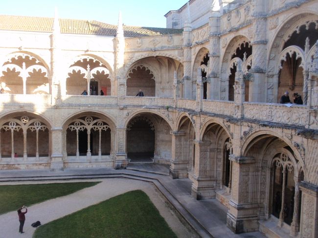 ２階から中庭と回廊を望む